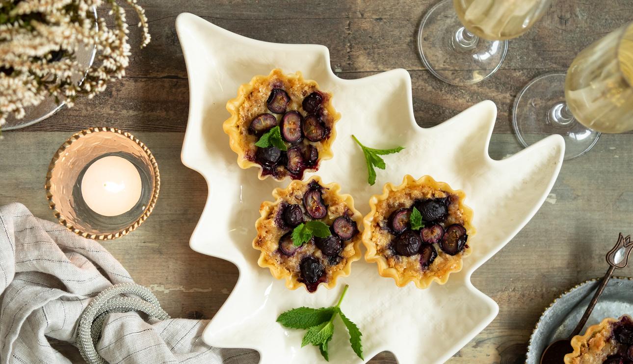 Tartaletas de turrón de yema, frutos secos y arándanos