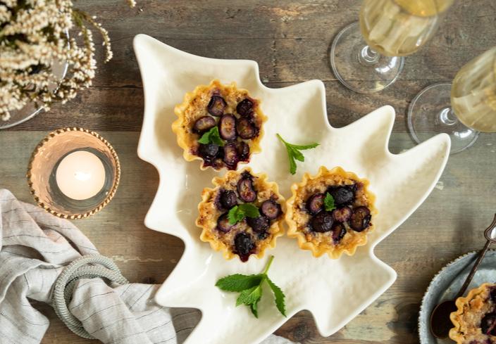 Tartaletas de turrón de yema, frutos secos y arándanos