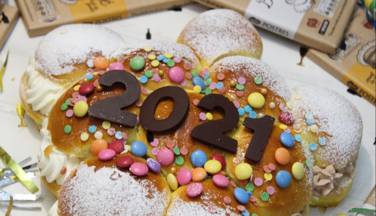 Pastel racimo de uvas de la suerte con trufa de chocolate blanco y praliné