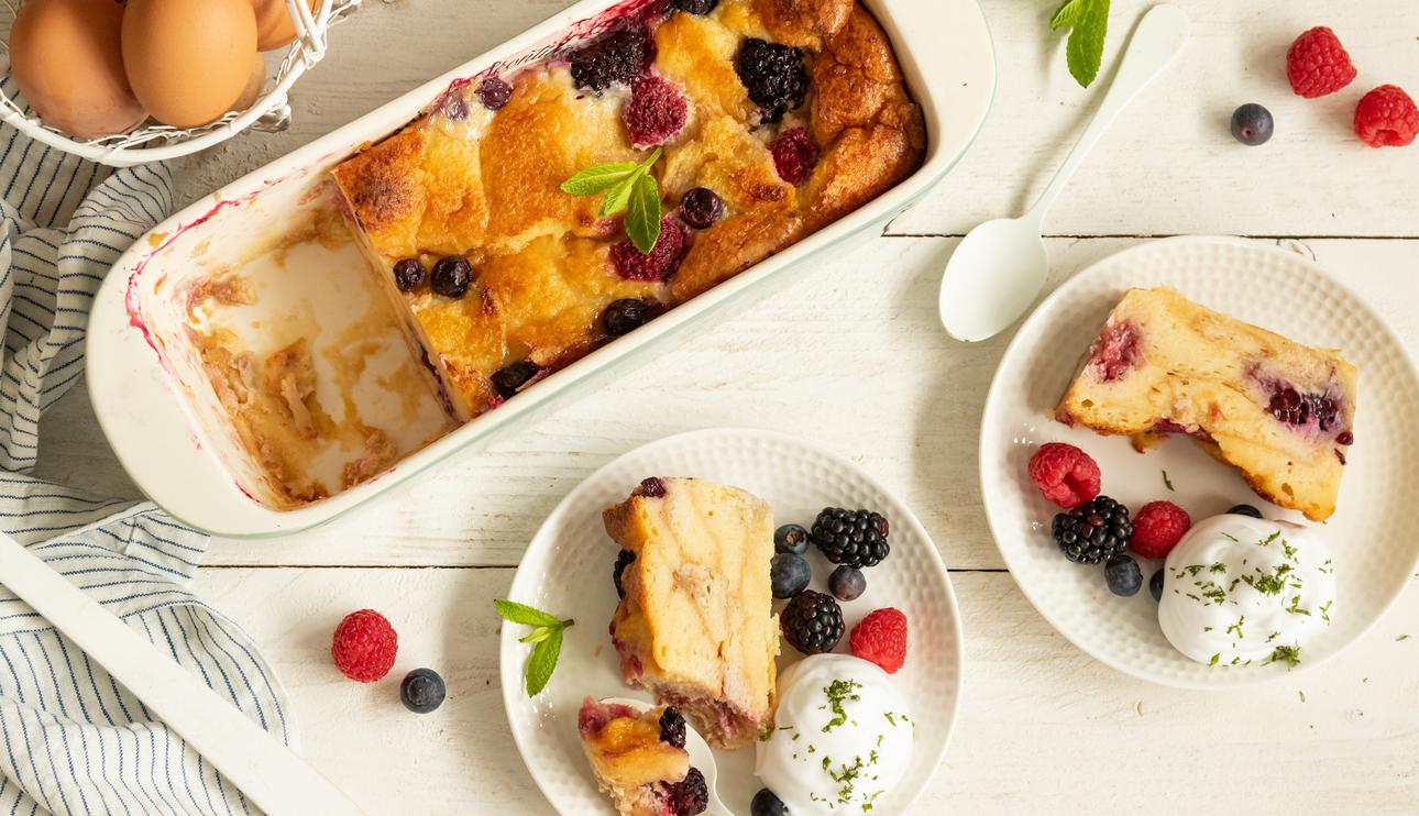 Pudin de leche condensada, con bizcochos y frutos rojos