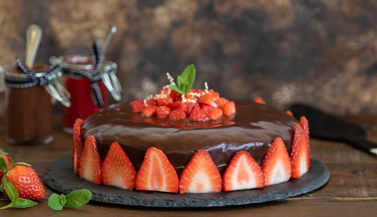 Tarta de chocolate y fresas