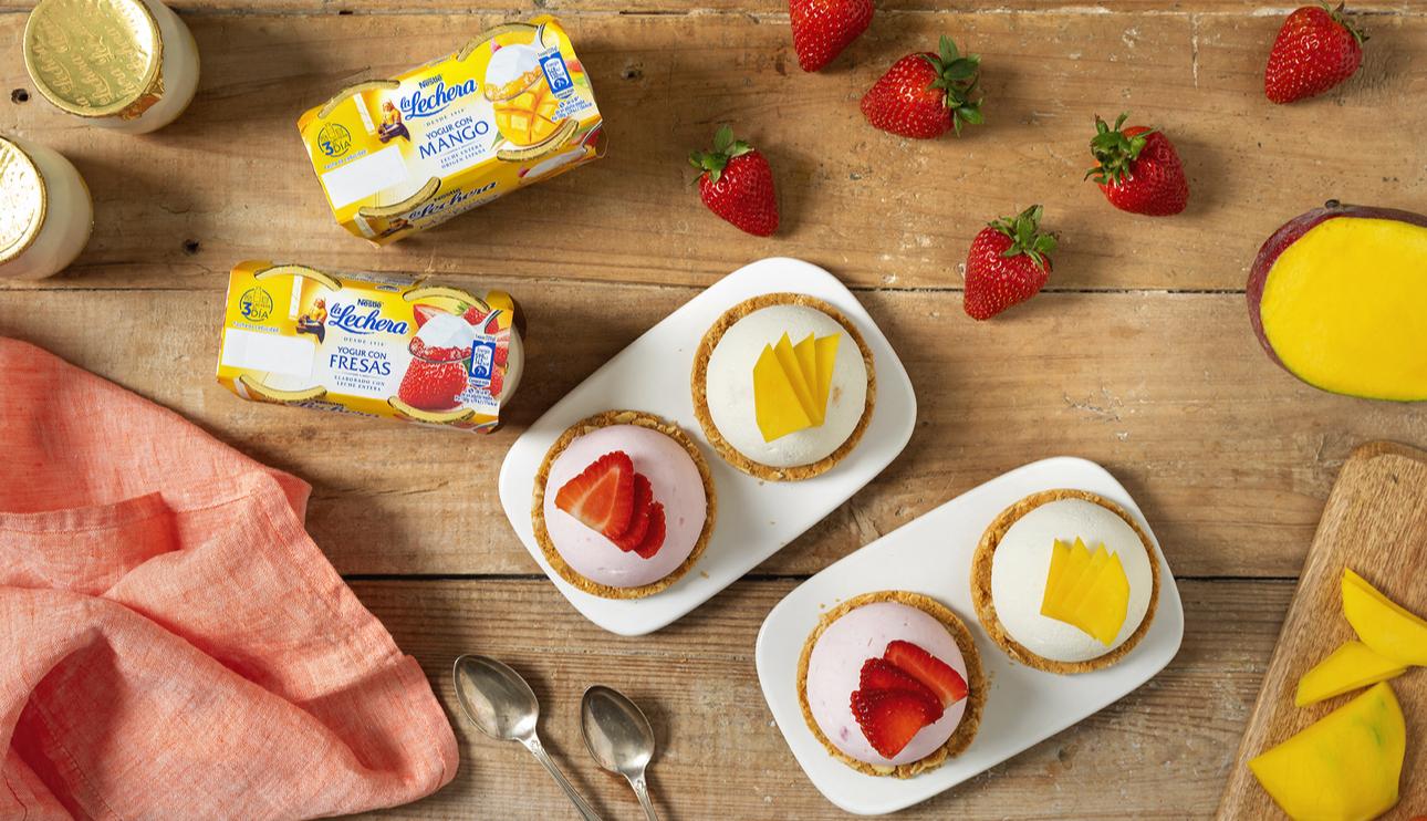 Semifrío de yogur con fresa y mango