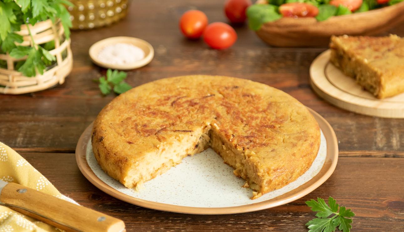 Tortilla de patatas vegana con cebolla