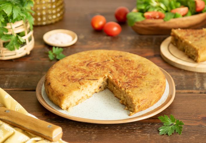 Tortilla de patatas vegana con cebolla
