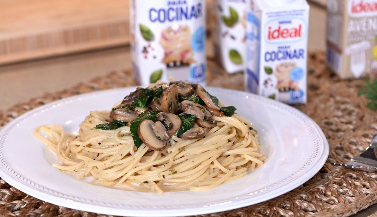 Espaguetis con champiñones y espinacas