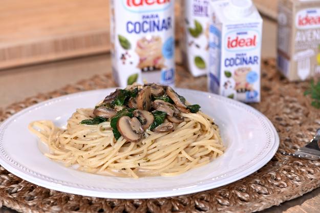 Espaguetis con champiñones y espinacas