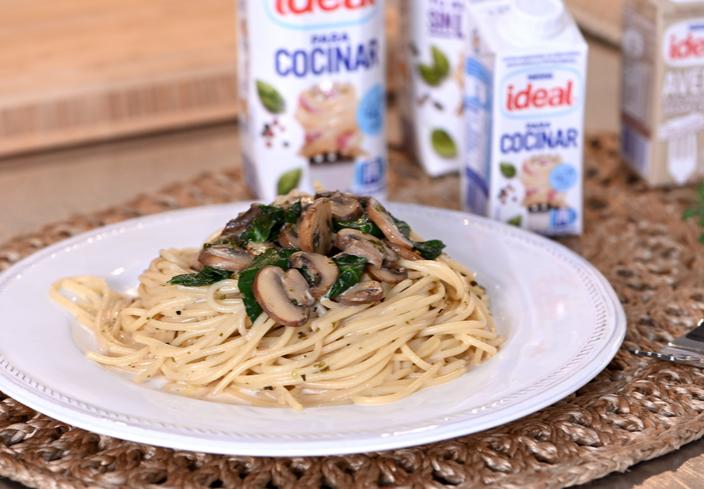 Espaguetis con champiñones y espinacas