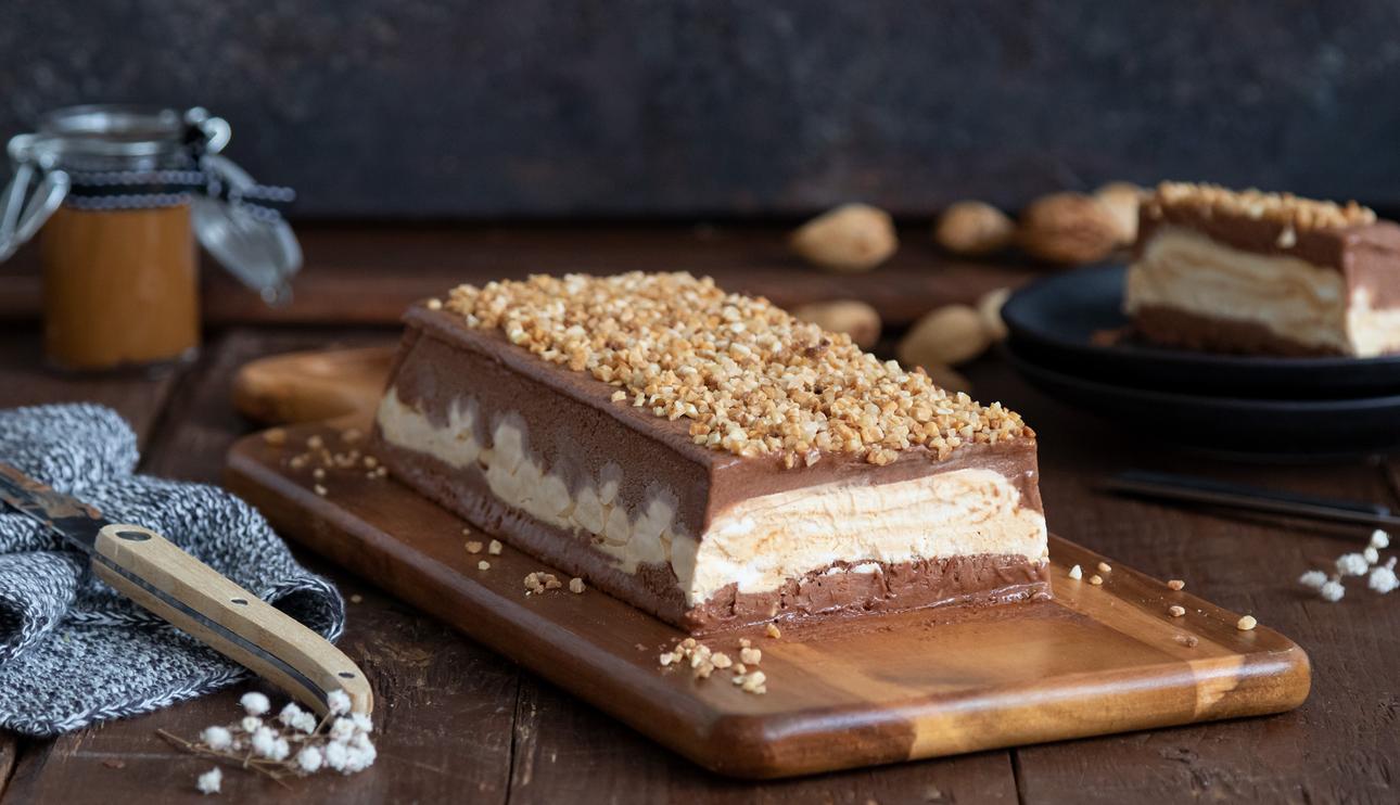 Tarta helada de chocolate y nata con dulce de leche