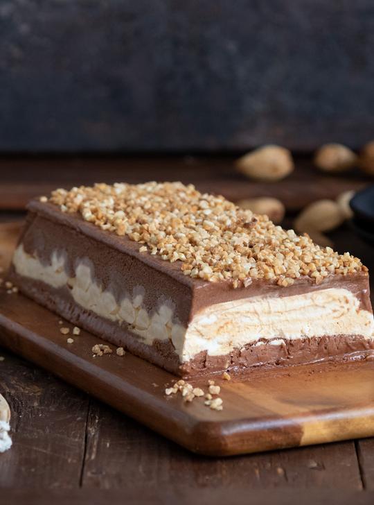 Tarta helada de chocolate y nata con dulce de leche