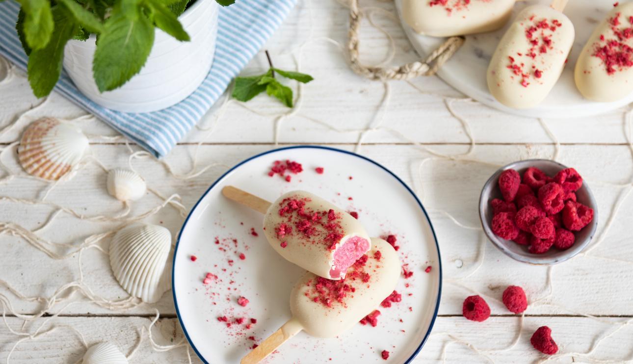 Mini helados de frambuesa y yogurt con chocolate blanco