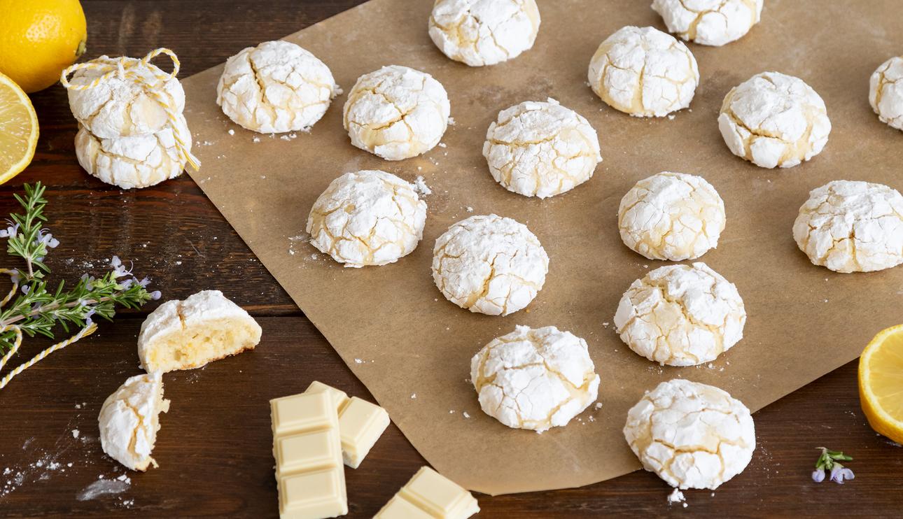 Galletas craqueladas de chocolate blanco y limón