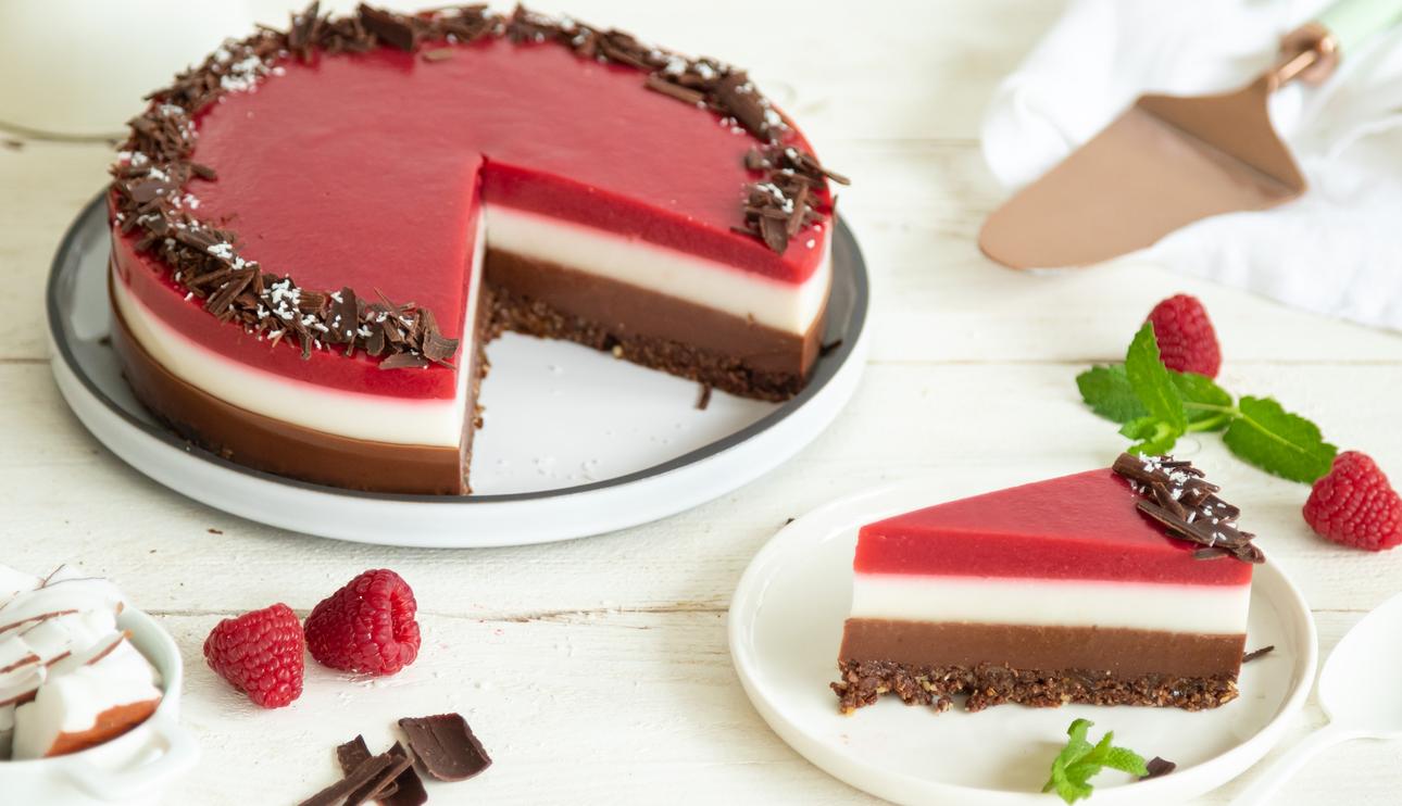 Tarta de chocolate vegana con coco y frambuesas