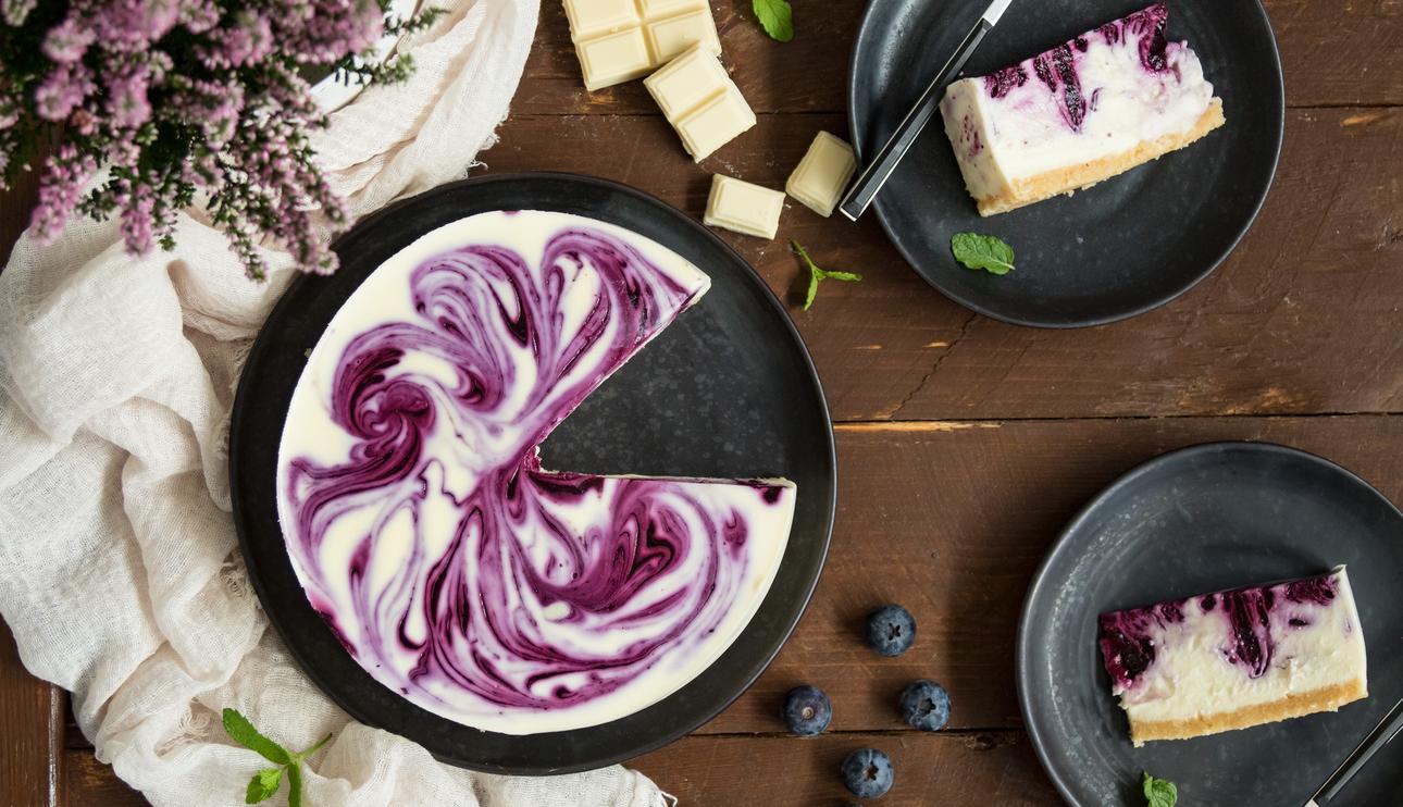 Tarta de queso marmolada con chocolate blanco y arándanos