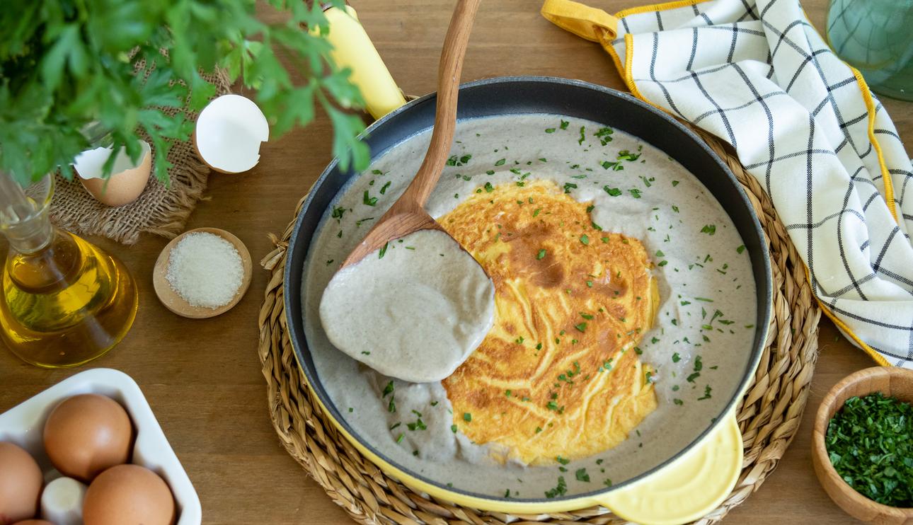 Tortilla de patatas en salsa de champiñones