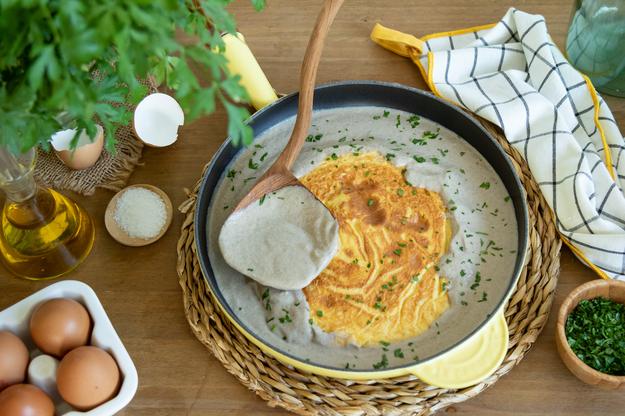 Tortilla de patatas en salsa de champiñones
