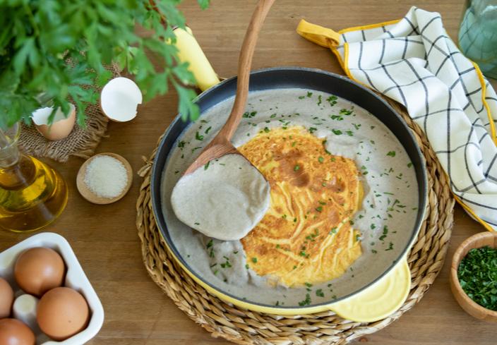 Tortilla de patatas en salsa de champiñones