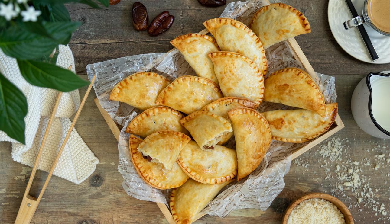 Empanadillas con mascarpone, dátiles y almendra
