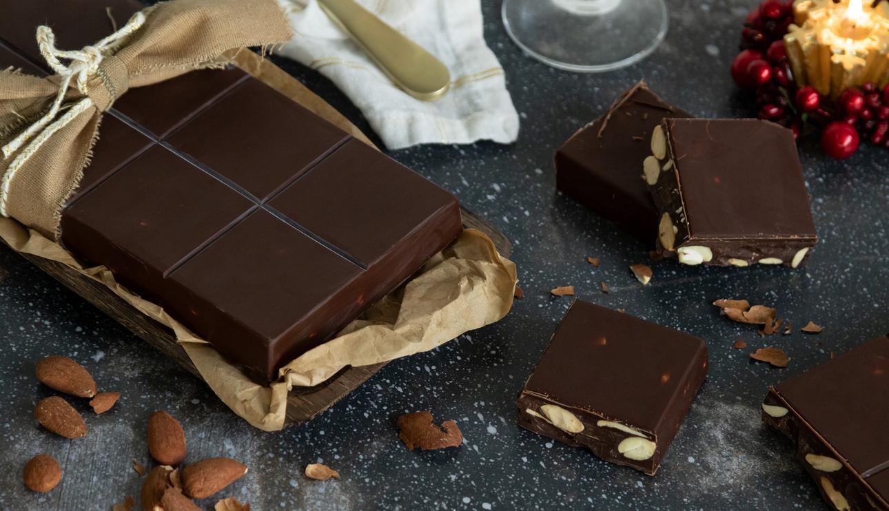 Turrón de chocolate con almendras