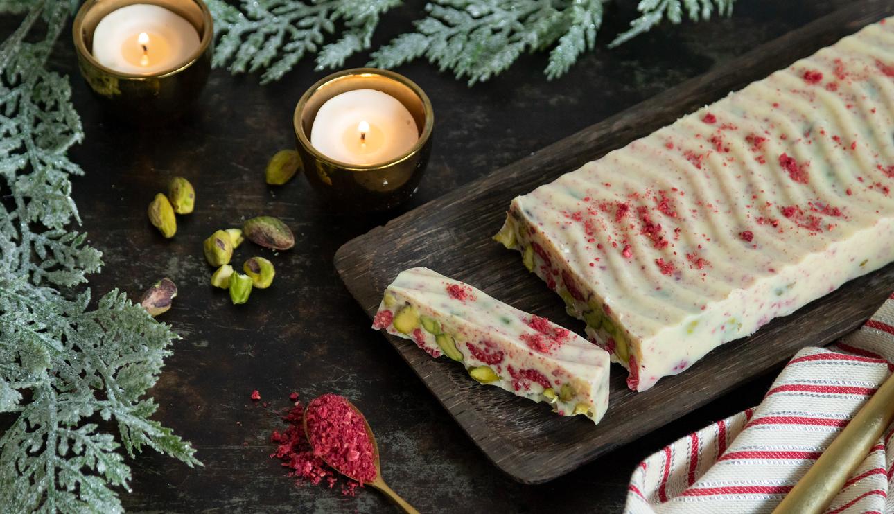 Turrón de chocolate blanco y pistachos con frambuesas