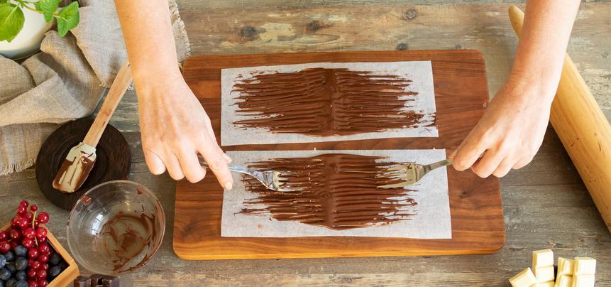 Postre de chocolate negro y blanco con frutos rojos para San Valentín