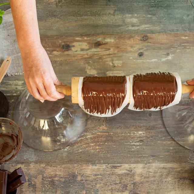Postre de chocolate negro y blanco con frutos rojos para San Valentín