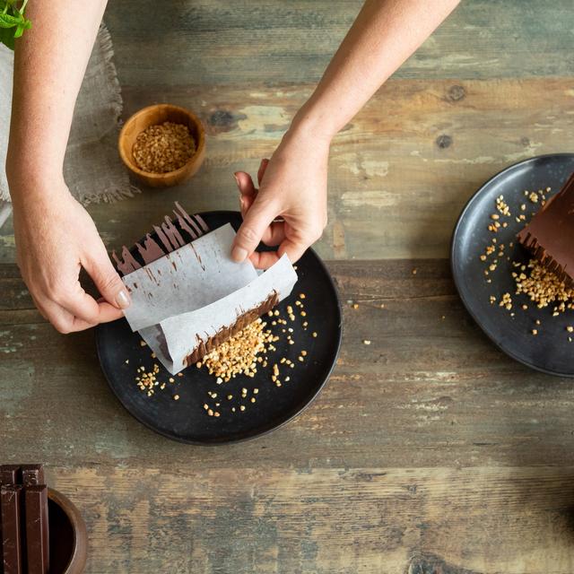 Postre de chocolate negro y blanco con frutos rojos para San Valentín