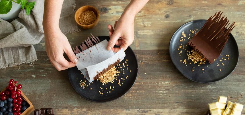 Postre de chocolate negro y blanco con frutos rojos para San Valentín