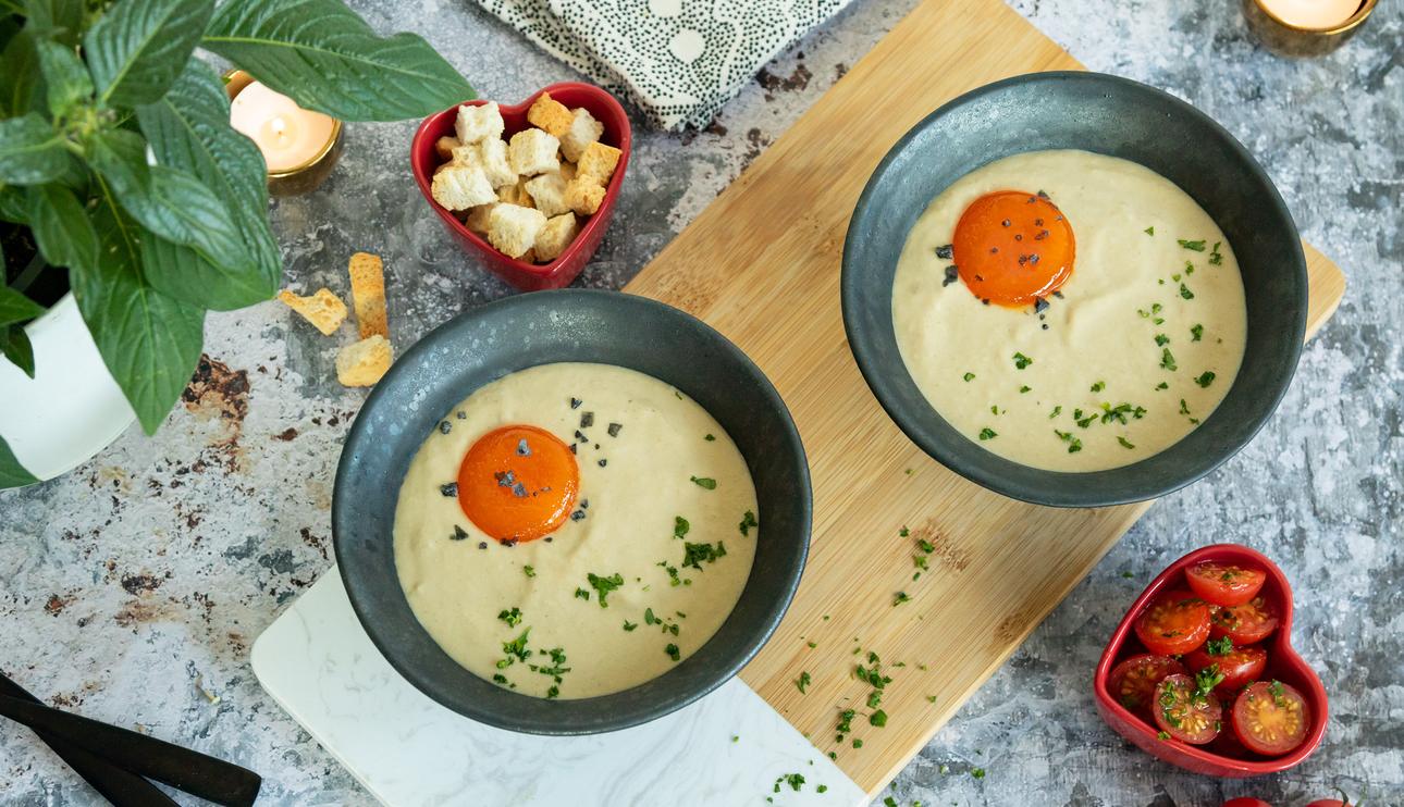 Crema de boletus con yema curada