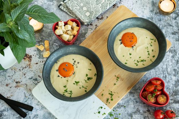 Crema de boletus con yema curada