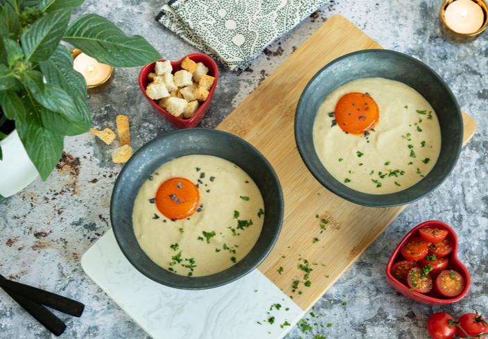 Crema de boletus con yema curada