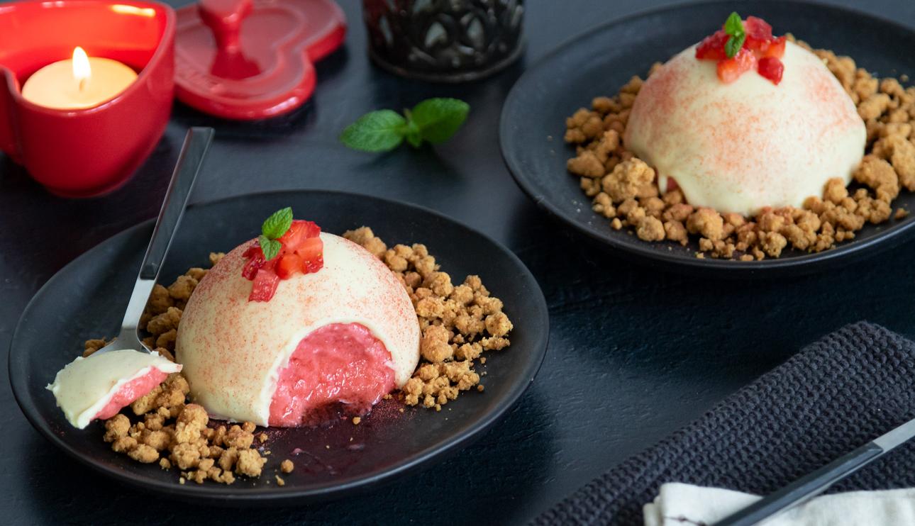 Semiesferas de chocolate blanco y mousse de fresas para San Valentín