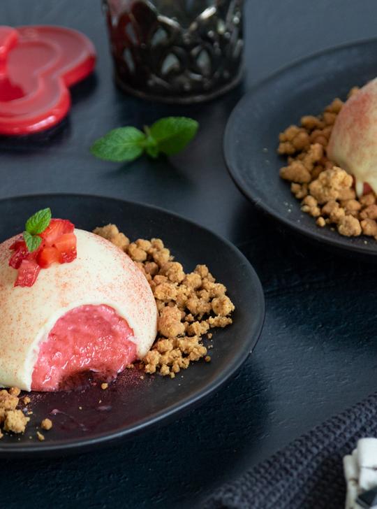Semiesferas de chocolate blanco y mousse de fresas para San Valentín