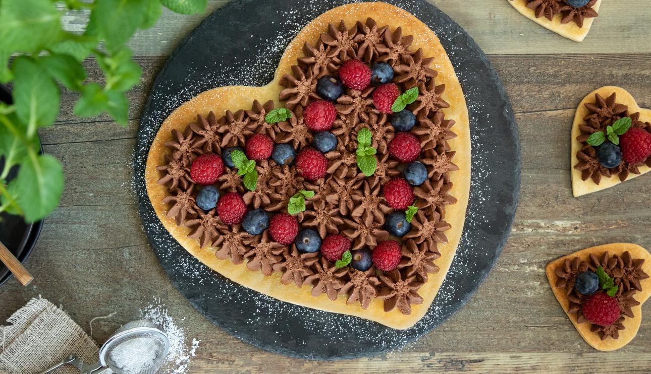 Corazón de hojaldre, trufa y frutos rojos