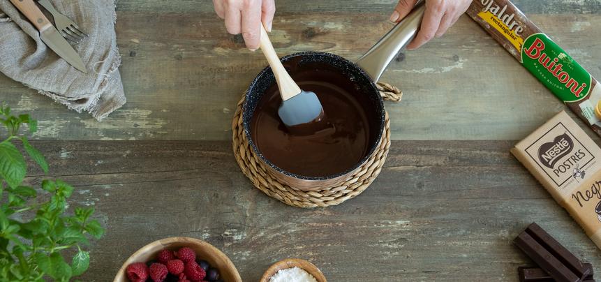 Corazón de hojaldre, trufa y frutos rojos