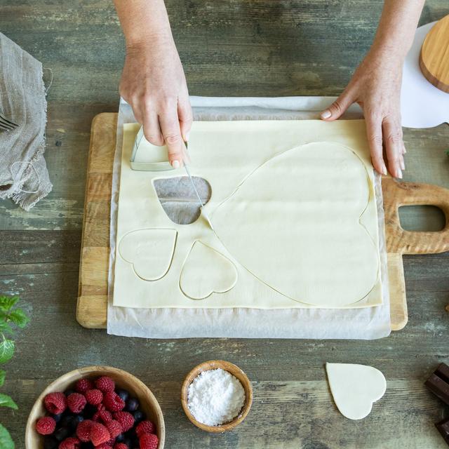 Corazón de hojaldre, trufa y frutos rojos