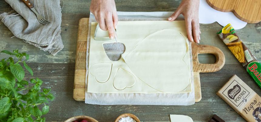 Corazón de hojaldre, trufa y frutos rojos