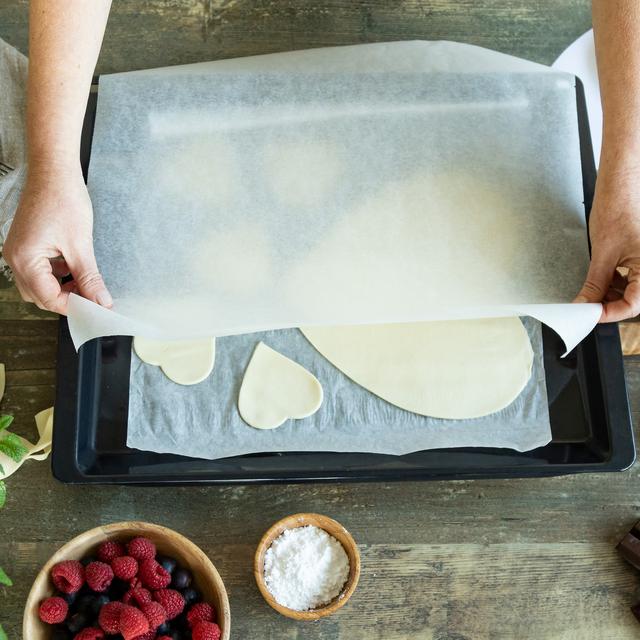 Corazón de hojaldre, trufa y frutos rojos