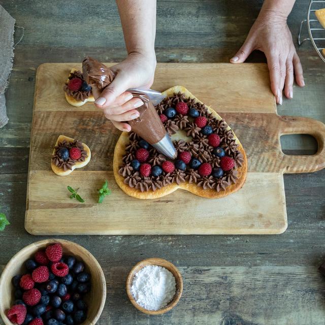 Corazón de hojaldre, trufa y frutos rojos