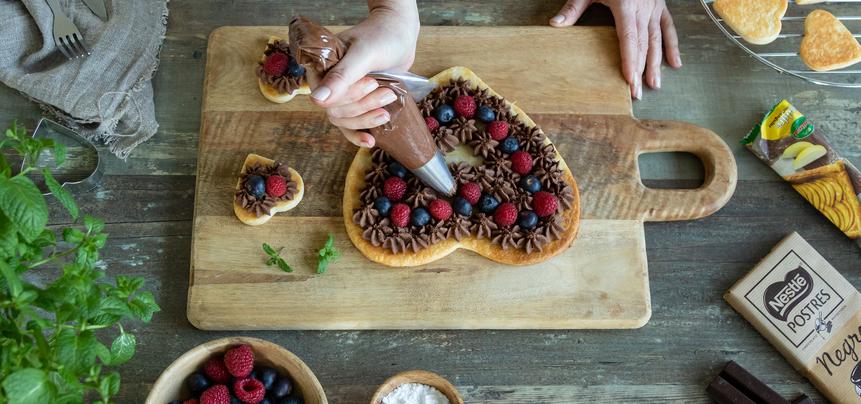 Corazón de hojaldre, trufa y frutos rojos