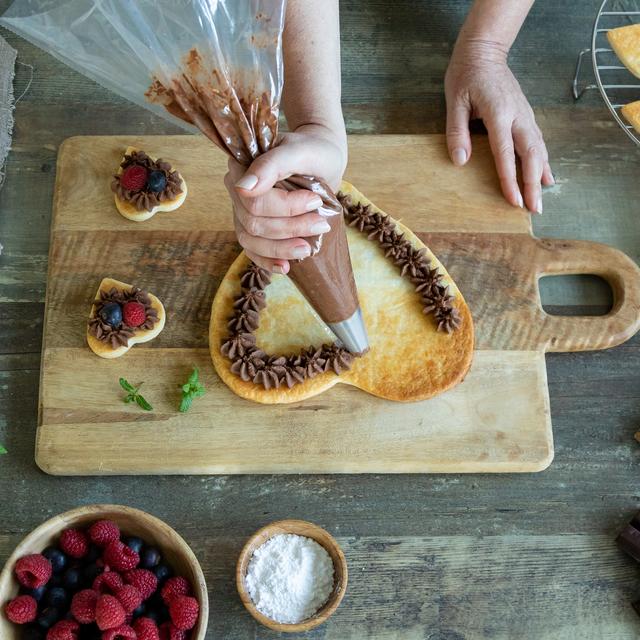 Corazón de hojaldre, trufa y frutos rojos