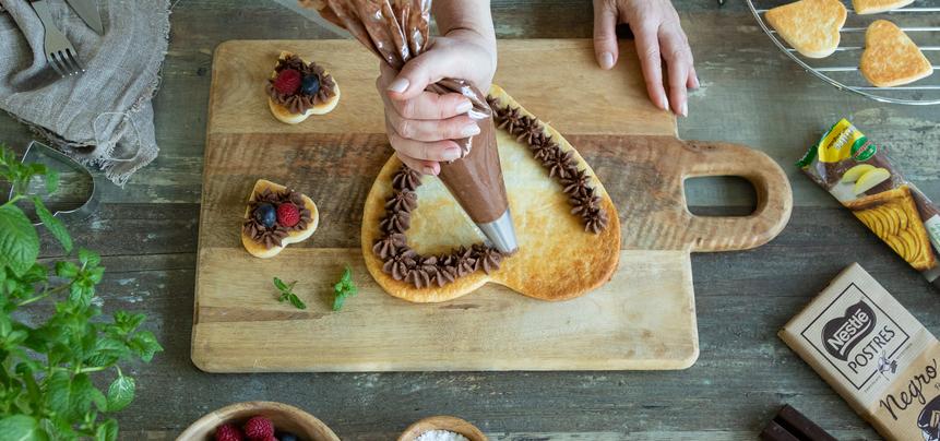 Corazón de hojaldre, trufa y frutos rojos