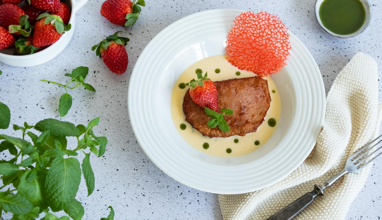 Torrijas de fresa con crema inglesa y aceite de menta