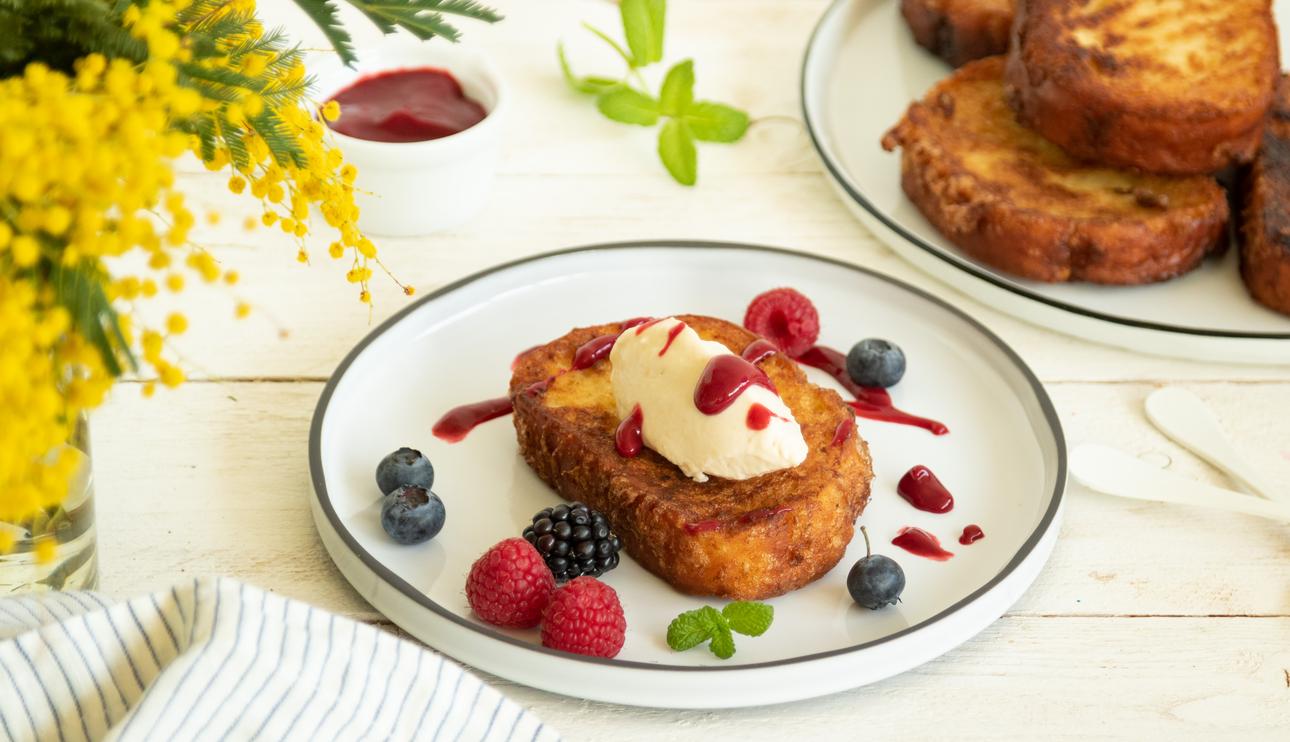 Torrijas con helado de torrija y coulis de frutos rojos