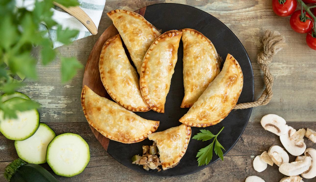 Empanadillas de calabacín y queso de cabra con champiñones