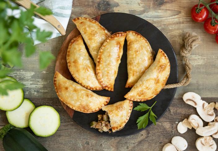 Empanadillas de calabacín y queso de cabra con champiñones