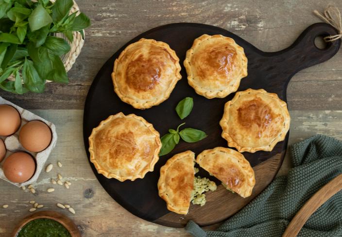 Mini pastelitos de merluza con pesto y huevo duro
