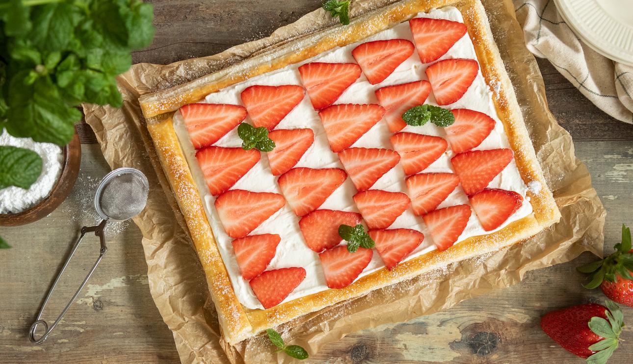Tarta de hojaldre, nata y fresas