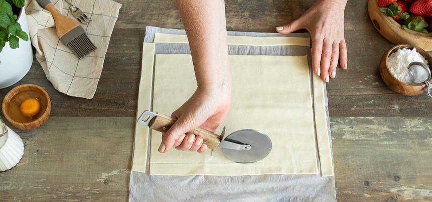 Tarta de hojaldre, nata y fresas
