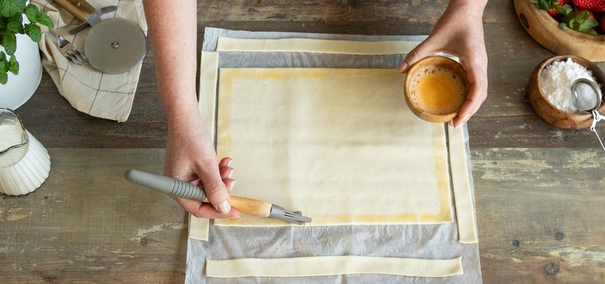 Tarta de hojaldre, nata y fresas