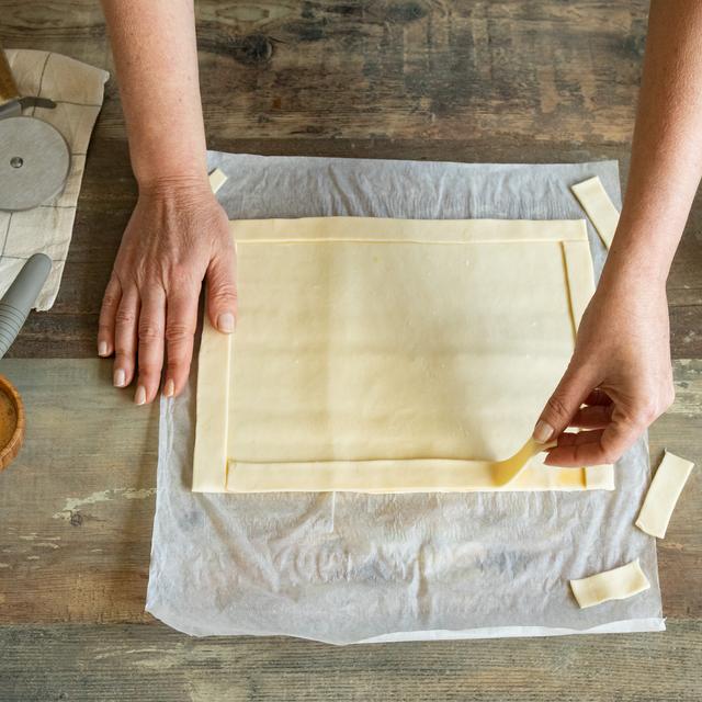 Tarta de hojaldre, nata y fresas